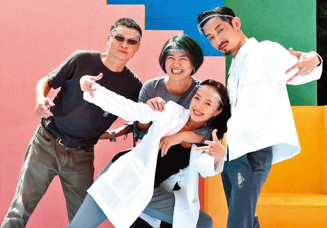 由於有了與許芳宜(右二)的合作經驗,當《俗女養成記2》要找客串時,陳竹昇(右)立刻找她來演自己的初戀,被虧自肥。(華視提供)
