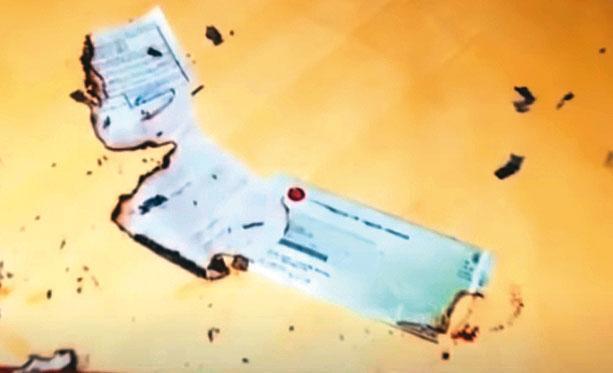 警方在死者女兒床上,找到燒到一半的手機門號申請書。(東森新聞提供)