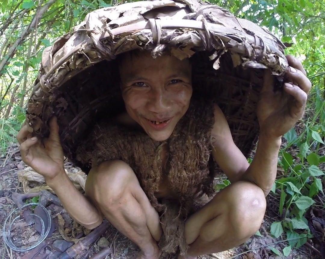 何文朗的父親為了躲避越戰砲火，將他帶往叢林隱居了40年。（翻攝docastaway IG）