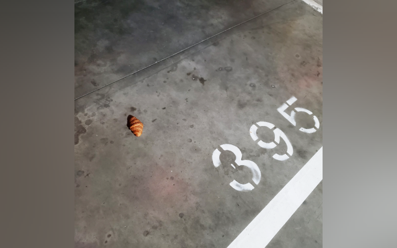 有網友在好市多停車場看到一顆掉在地方的可頌，拍照上傳社團告知失主，意外引起熱議。（圖片翻攝FB社團《好市多商品經驗老實說》）