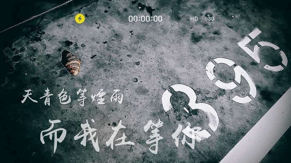 很多人覺得可頌散發濃濃的孤獨感,還有網友特別幫P圖成情緒滿滿的視覺海報。(圖片翻攝FB社團《好市多商品經驗老實說》)