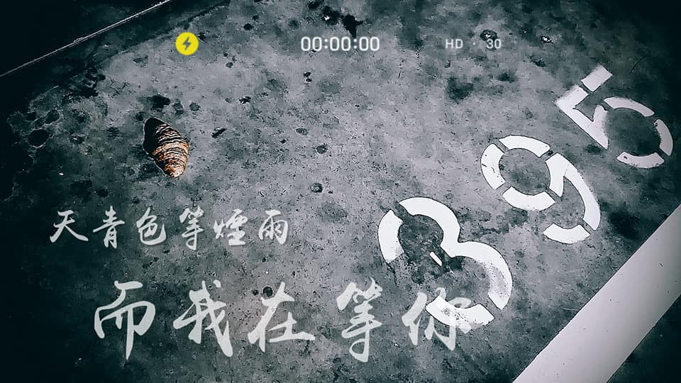很多人覺得可頌散發濃濃的孤獨感，還有網友特別幫Ｐ圖成情緒滿滿的視覺海報。（圖片翻攝FB社團《好市多商品經驗老實說》）