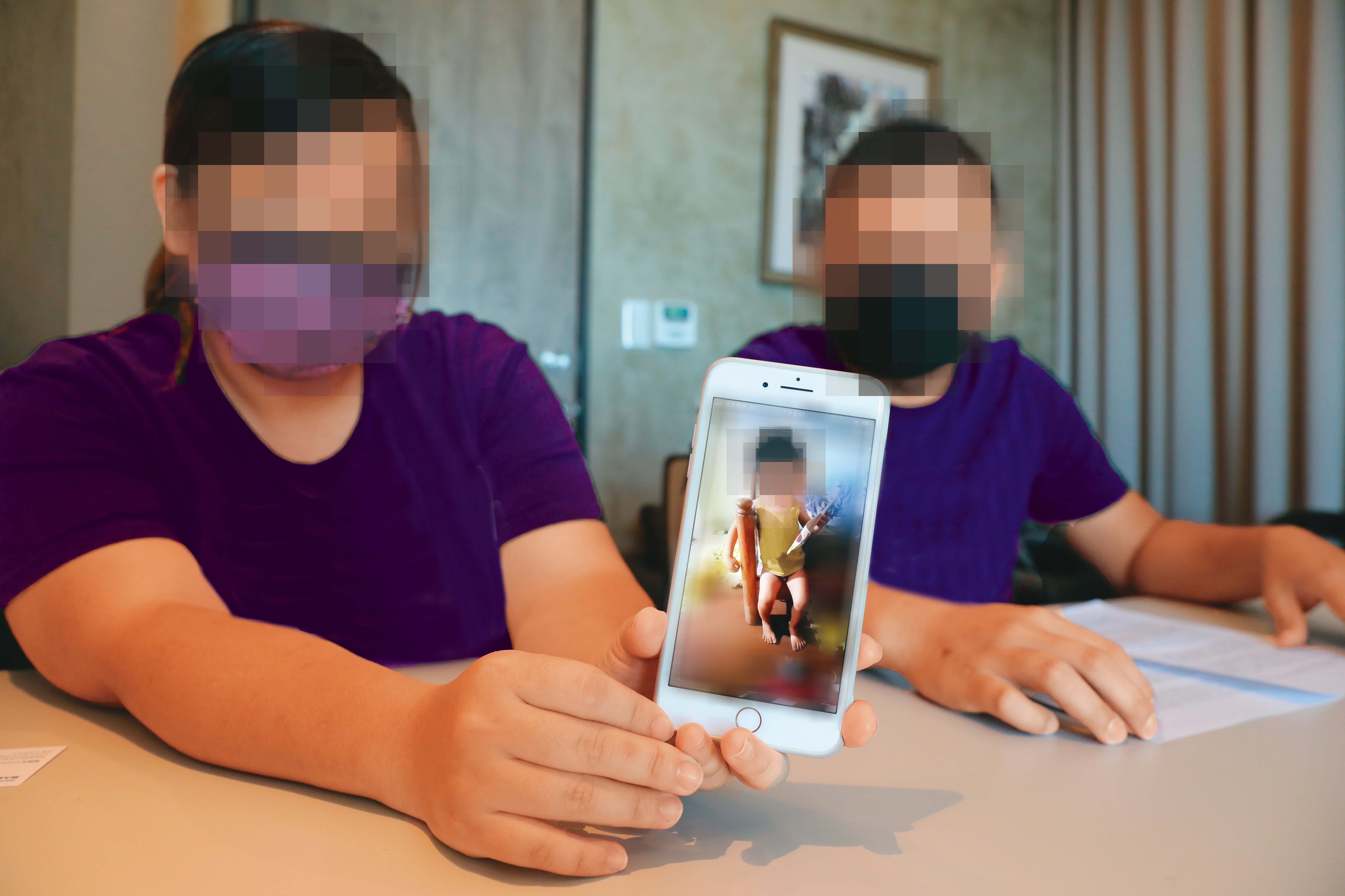 男童父母拿出小男孩生前的照片控訴，保母和她丈夫施虐，至今未道歉。圖經變裝處理。