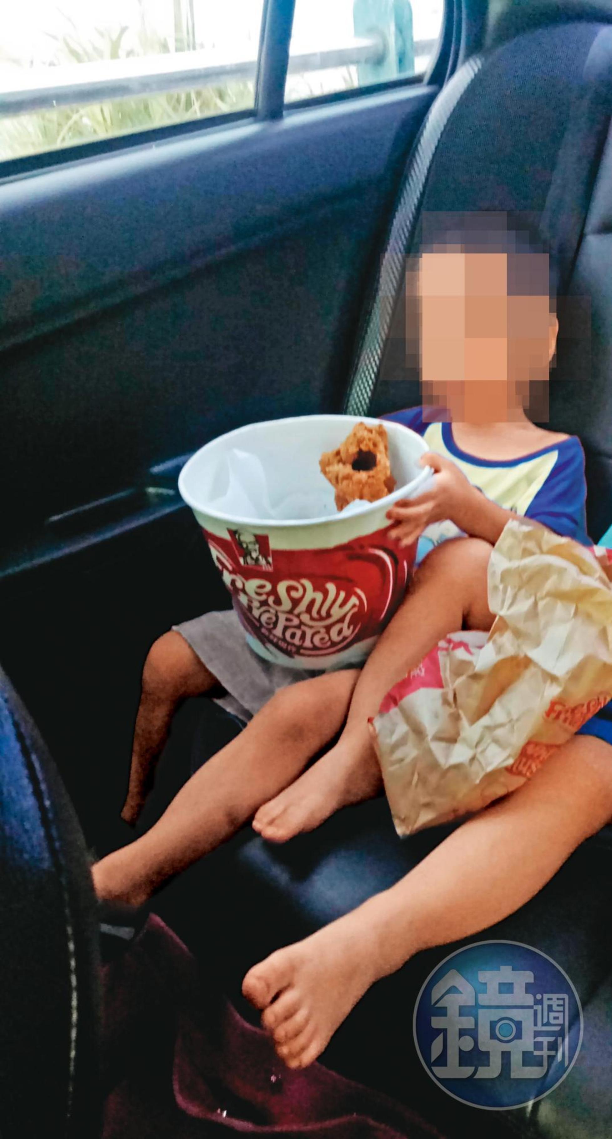 劉姓保母起初還會傳男童吃外食的生活照給男童父母。圖經變裝處理。（讀者提供）