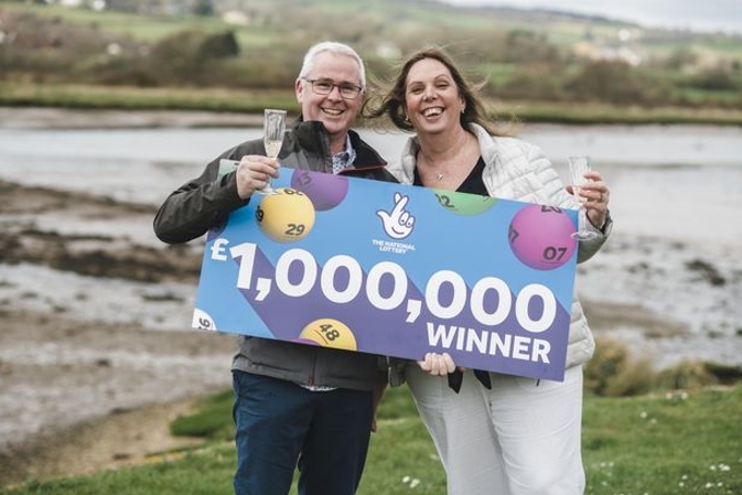 尼爾和妻子中了英國彩券百萬大獎。（翻攝英國彩券中心官網）