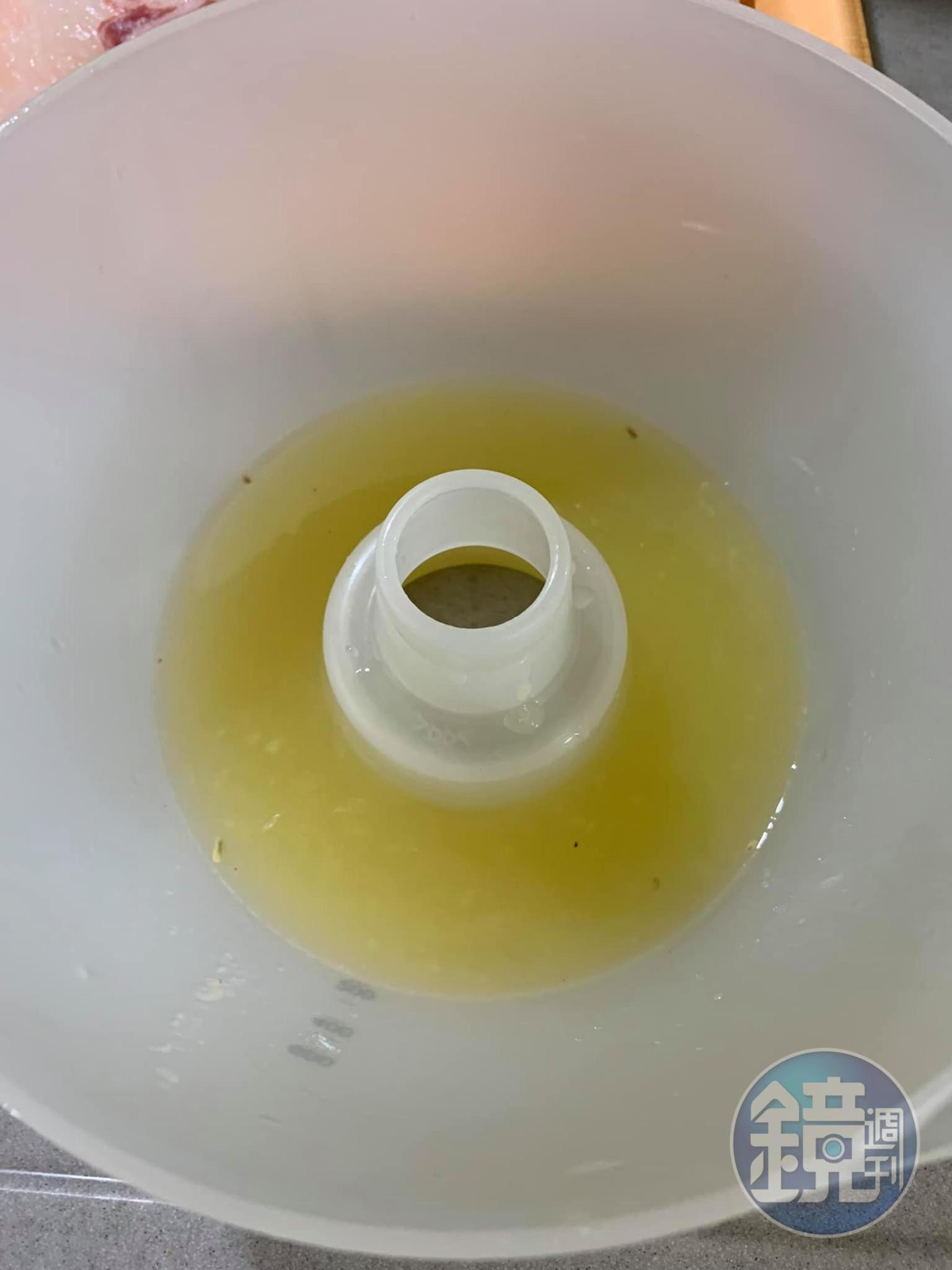 榨檸檬汁。