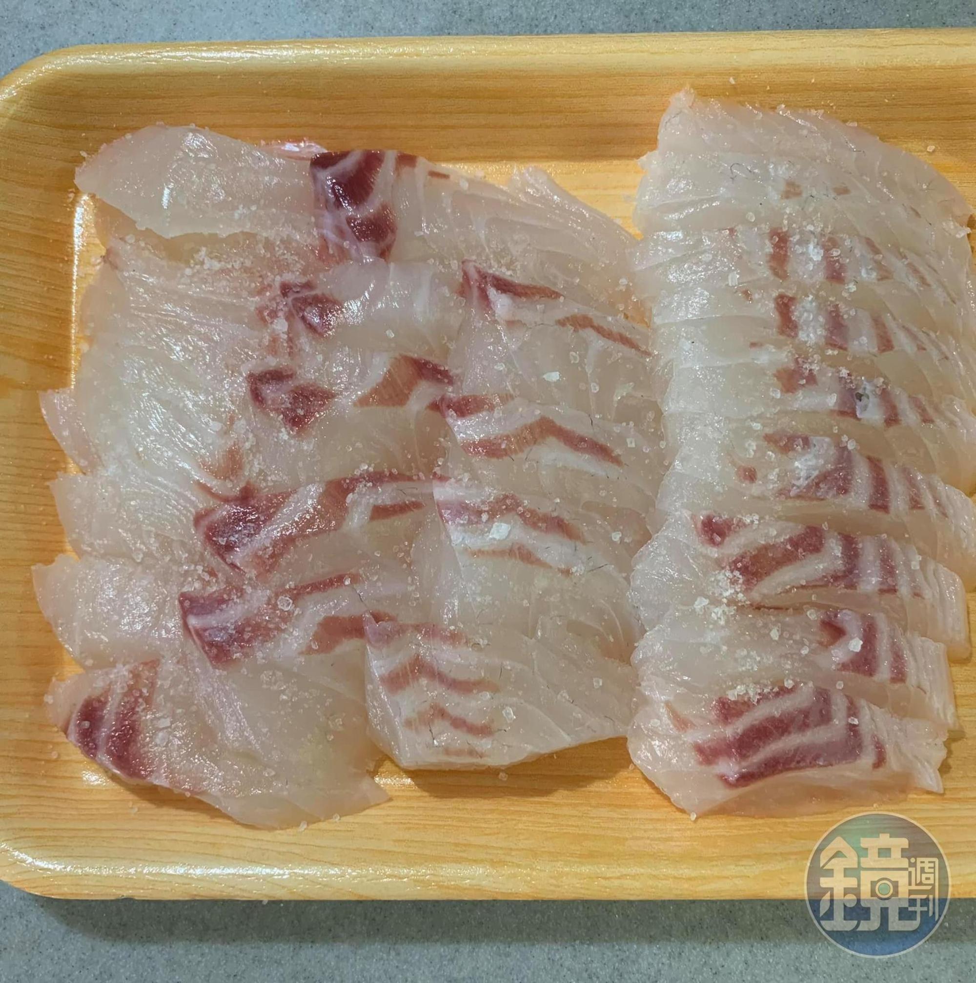 魚肉上撒鹽靜置。