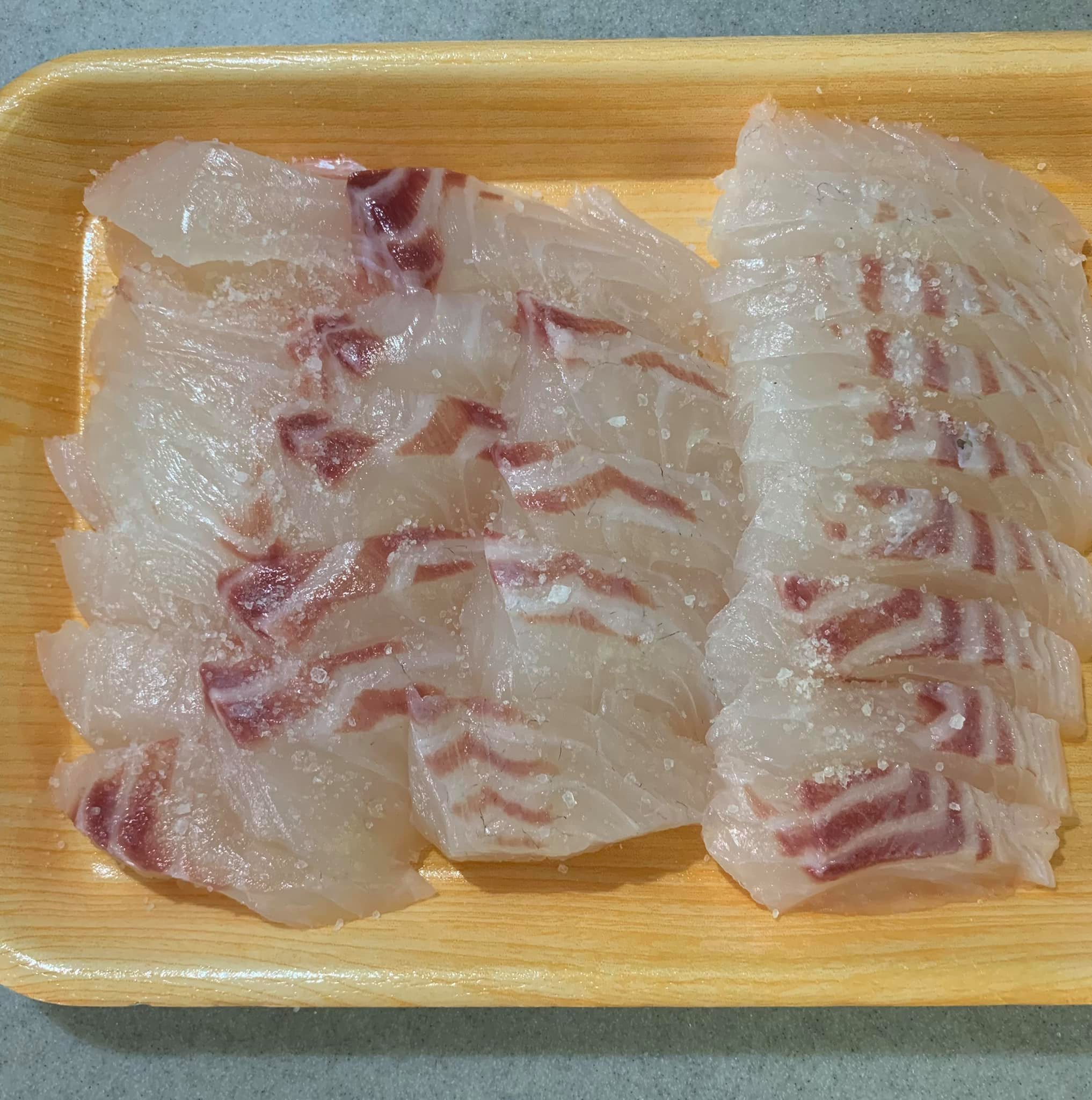 魚肉上撒鹽靜置。