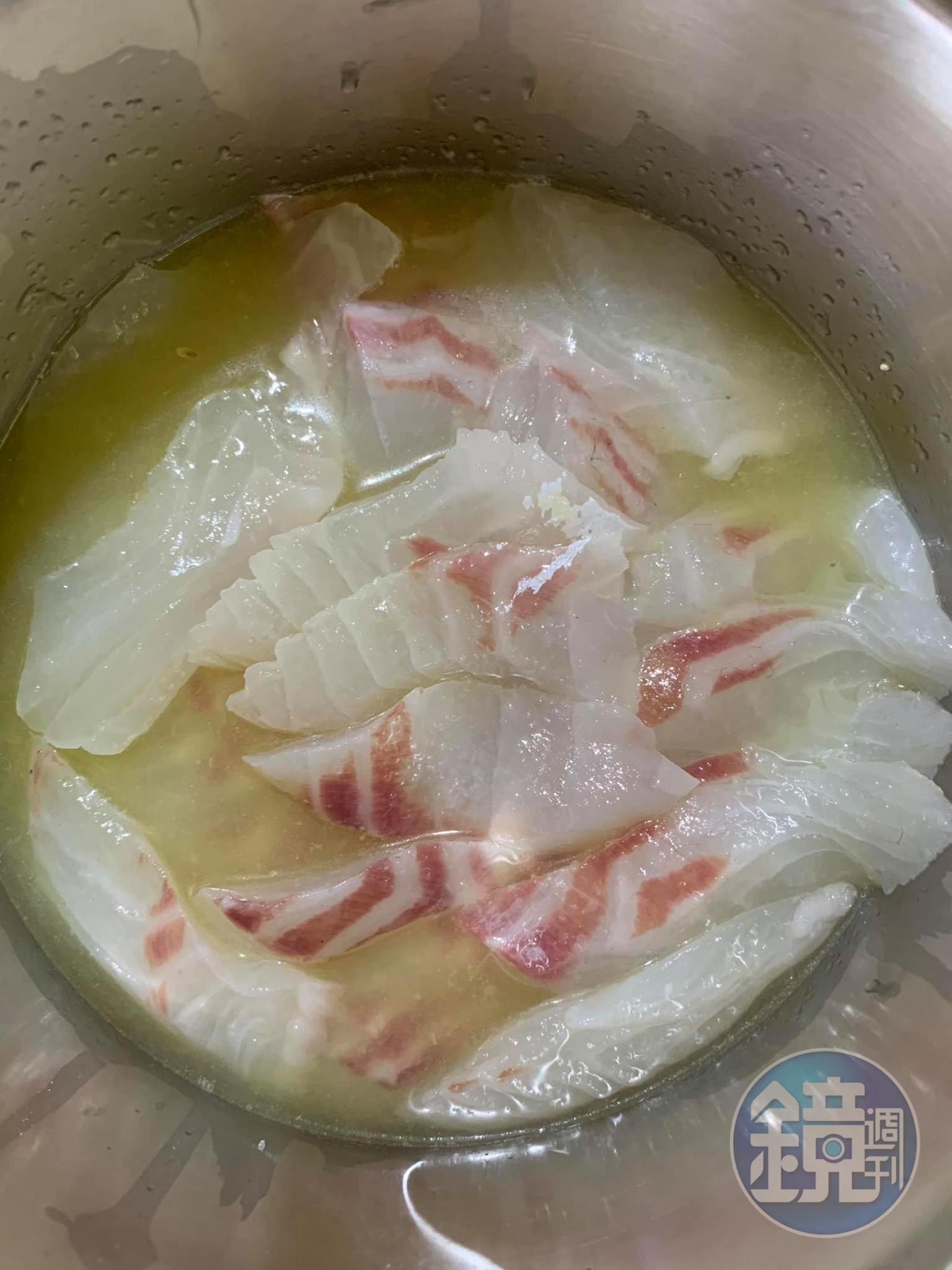  用酸汁醃生魚。