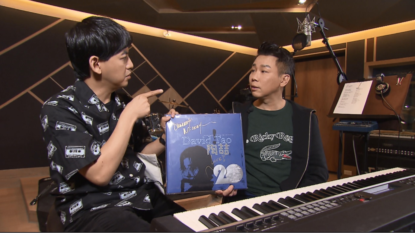 主持人黃子佼特別去拜訪陶喆的音樂工作室，陶喆送黃子佼限量黑膠唱片。(TVBS提供)