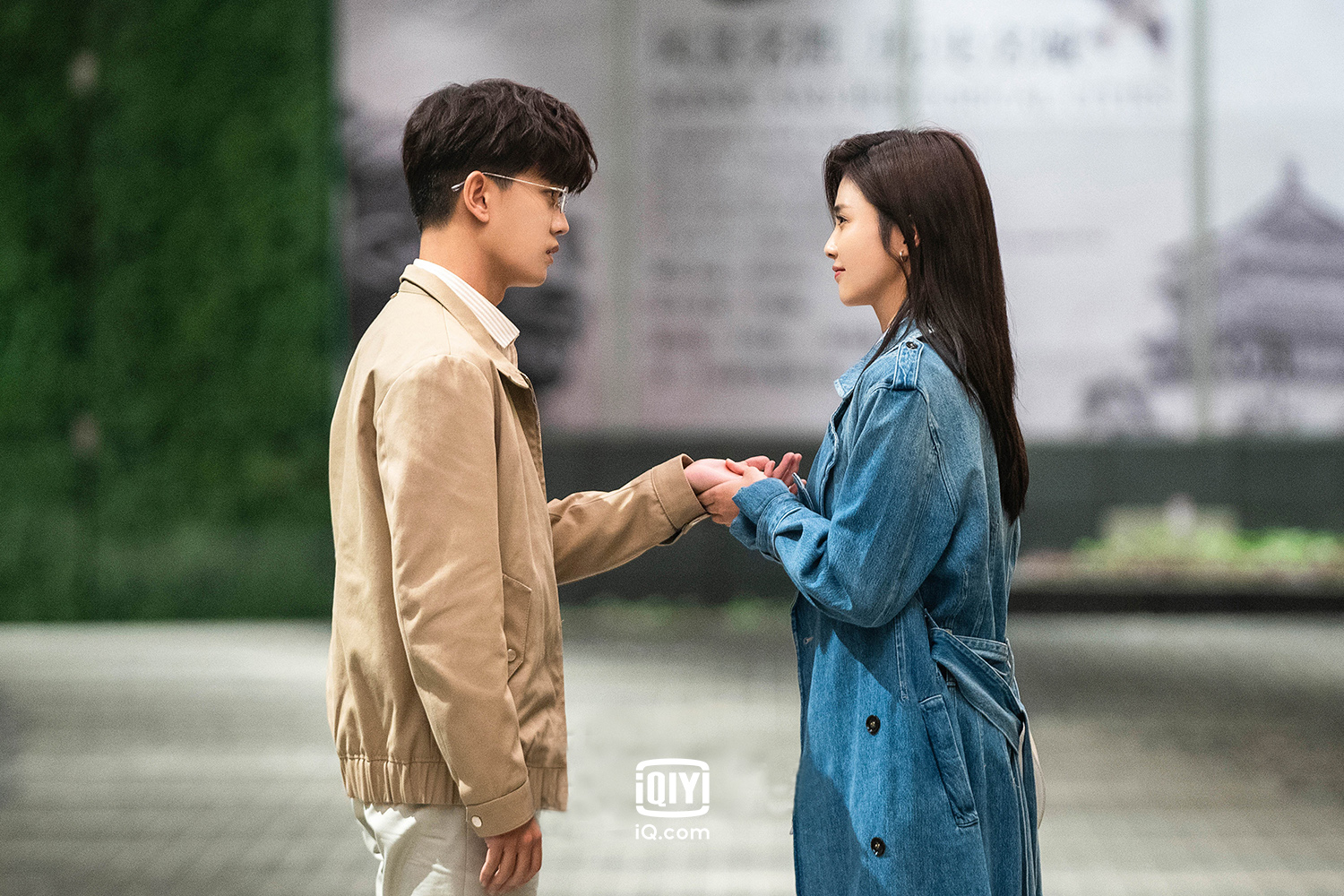 任嘉倫、白鹿在《一生一世》再續前緣，揮別《周生如故》的愛而不得，在現代談情說愛。（愛奇藝國際站提供）