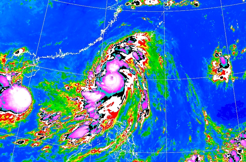 強颱璨樹過去3小時強度略為減弱，目前位於鵝鑾鼻南南東方海面，持續向北移動。（翻攝自中央氣象局）