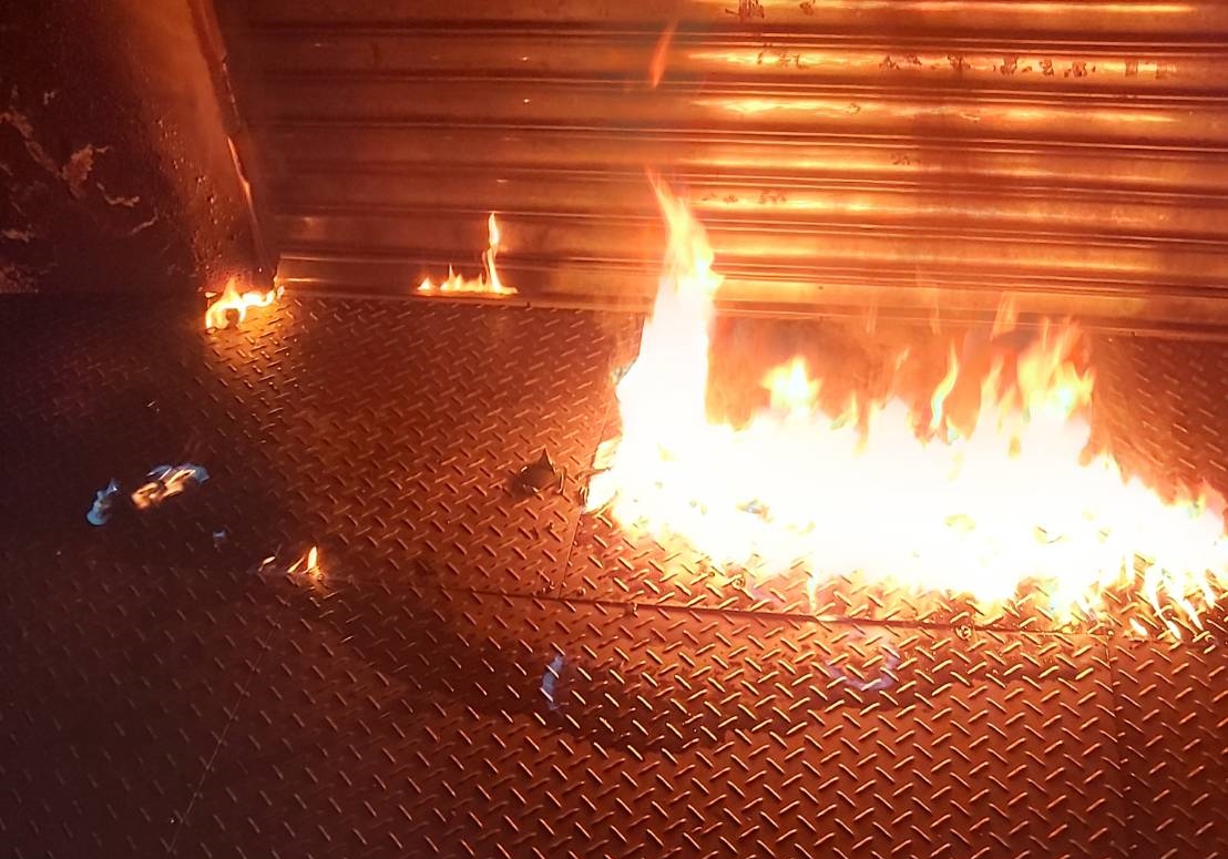 北市臨江夜市某冰店門口遭扔擲汽油彈，當場引發火勢。（警方提供）