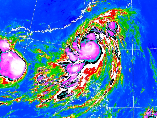 氣象局發布陸上颱風警報，指強颱璨樹的近中心最大風速相當於16級風，瞬間最大陣風甚至可達17級風以上。（翻攝自中央氣象局）