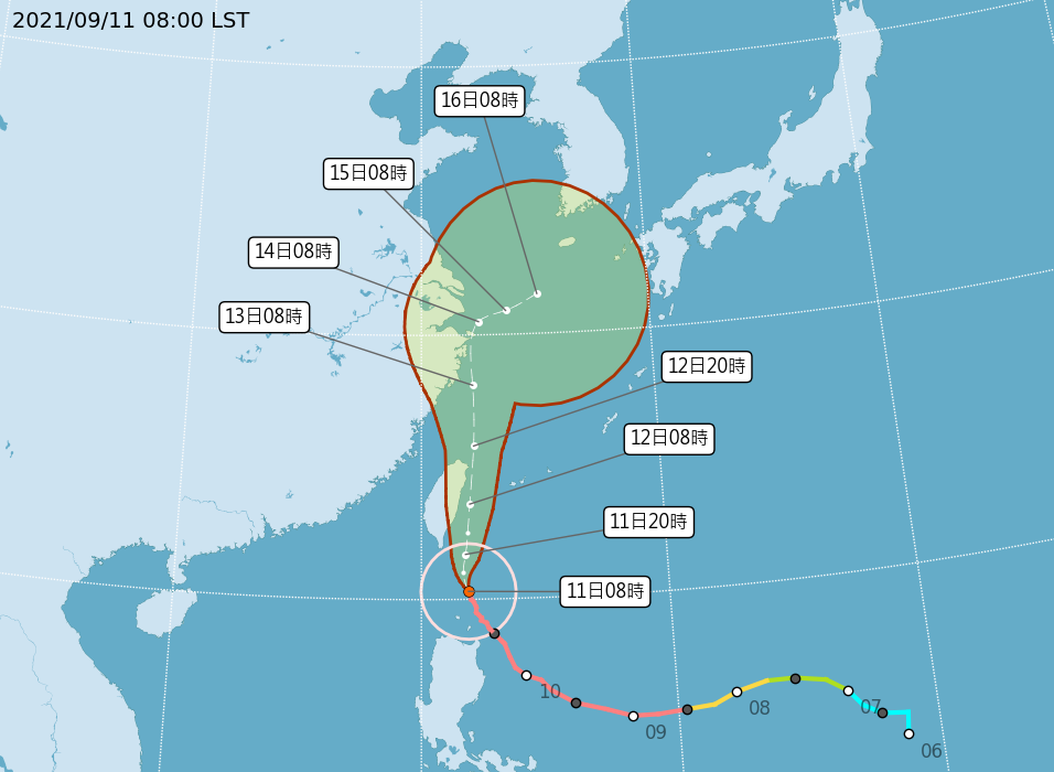 強颱璨樹路徑略往東修正，彭啟明提醒，「地形破壞較少，強度維持較久，東半部要提高警覺」。（中央氣象局提供）