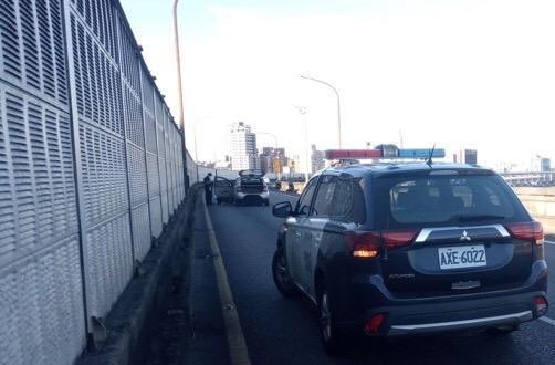王男自撞護欄，卻因備胎裝反讓他酒駕行為露餡。（警方提供）