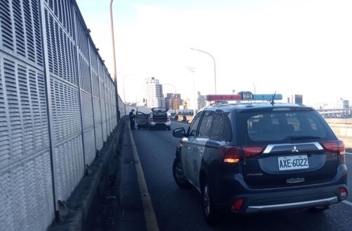 王男自撞護欄，卻因備胎裝反讓他酒駕行為露餡。（警方提供）