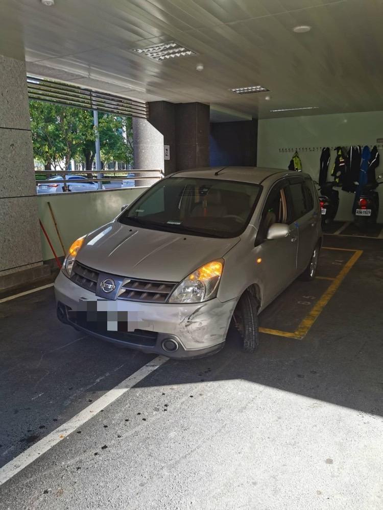 王男駕駛的轎車左前車輪爆胎受損。（警方提供）