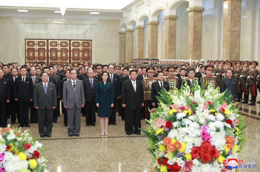 金正恩與閱兵時看起來並非同一人，被懷疑當天又換了另一位替身。（翻攝自朝中社）