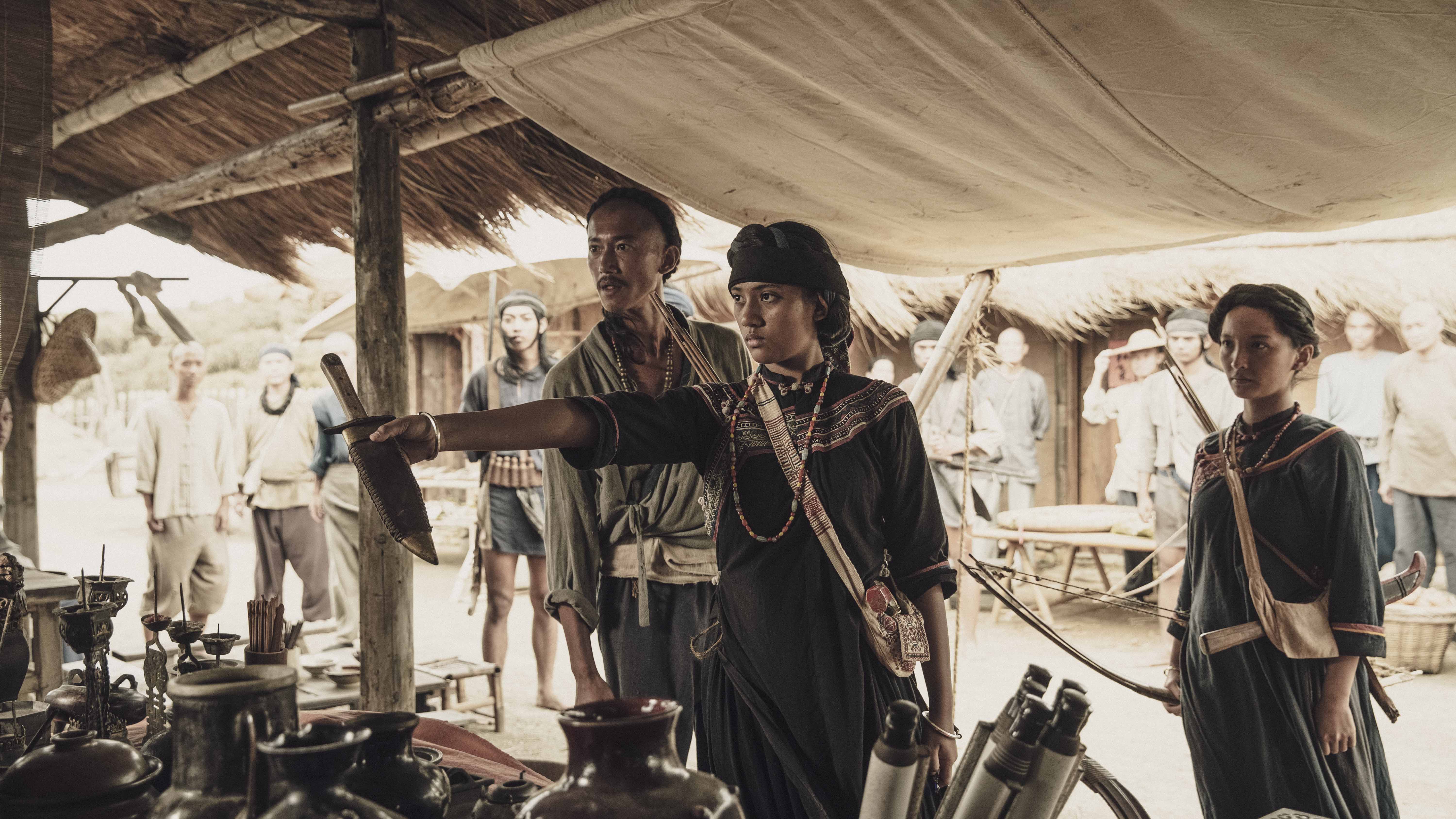 在《斯卡羅》程苡雅（右二）飾演斯卡羅大股頭卓杞篤的女兒「烏米娜」，身份尊貴，左為吳慷仁。(公視提供)