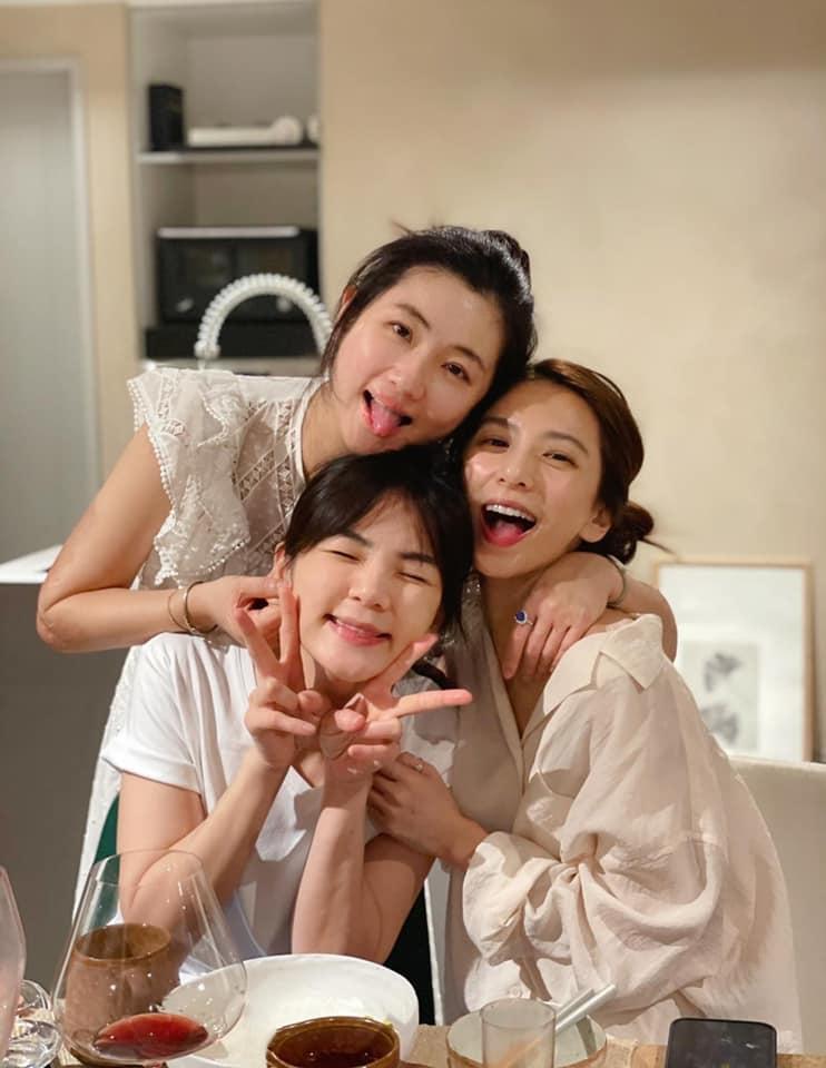 Selina、Hebe、Ella三人好感情20年始終不變。(翻攝田馥甄臉書)