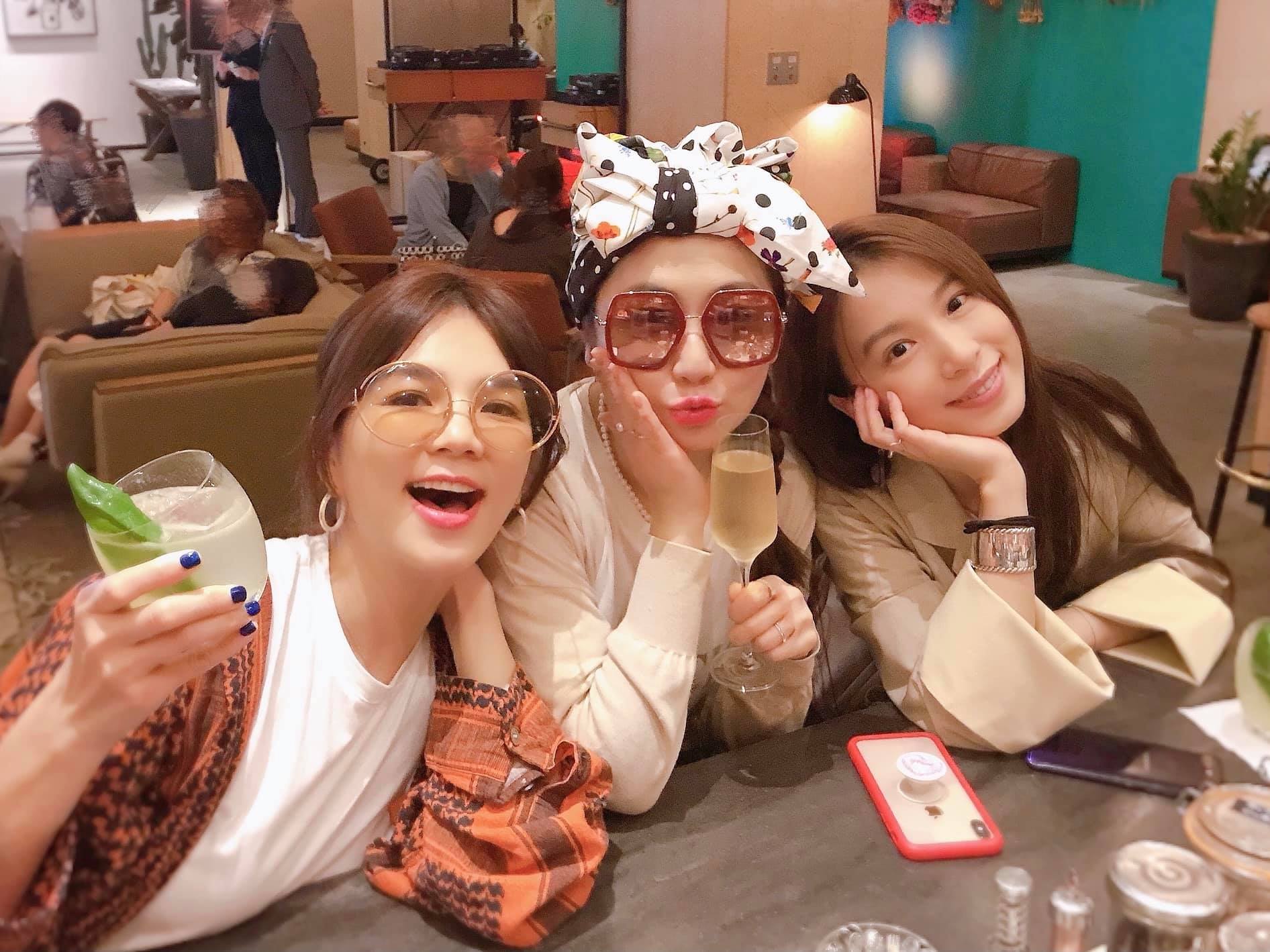 Ella貼出2019年姊妹之旅照片,慶祝成軍20週年。(翻攝Ella臉書)