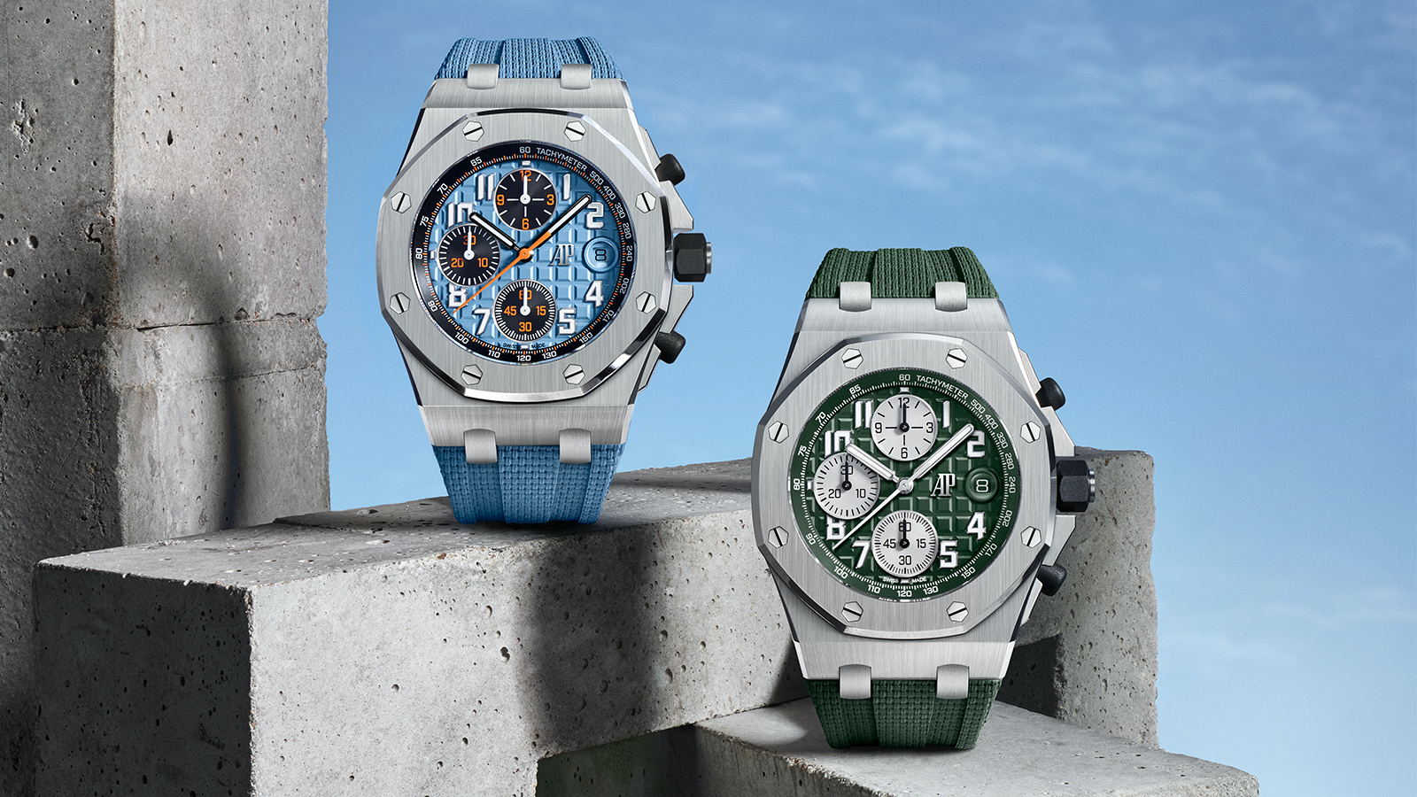 AP Royal Oak Offshore Selfwinding Chronograph｜錶徑42mm／不鏽鋼錶殼（左）、鈦金屬錶殼（右）／4404自動上鏈機芯／時、分、小秒、日期指示、計時碼錶功能／動力儲存約70小時／防水100米／專賣店限定款