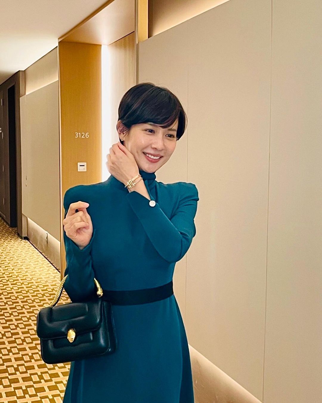 曹如晶對BVLGARI x Mary Katrantzou的Serpenti Metamorphosis手提包非常喜愛,甚至po在自己的IG上。(翻攝自曹如晶IG)