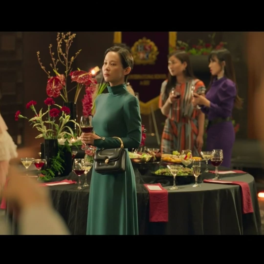 曹如晶在韓劇《High-class》第一集中,身著合身晚裝搭配BVLGARI x Mary Katrantzou的Serpenti Metamorphosis手提包。(翻攝自網路)