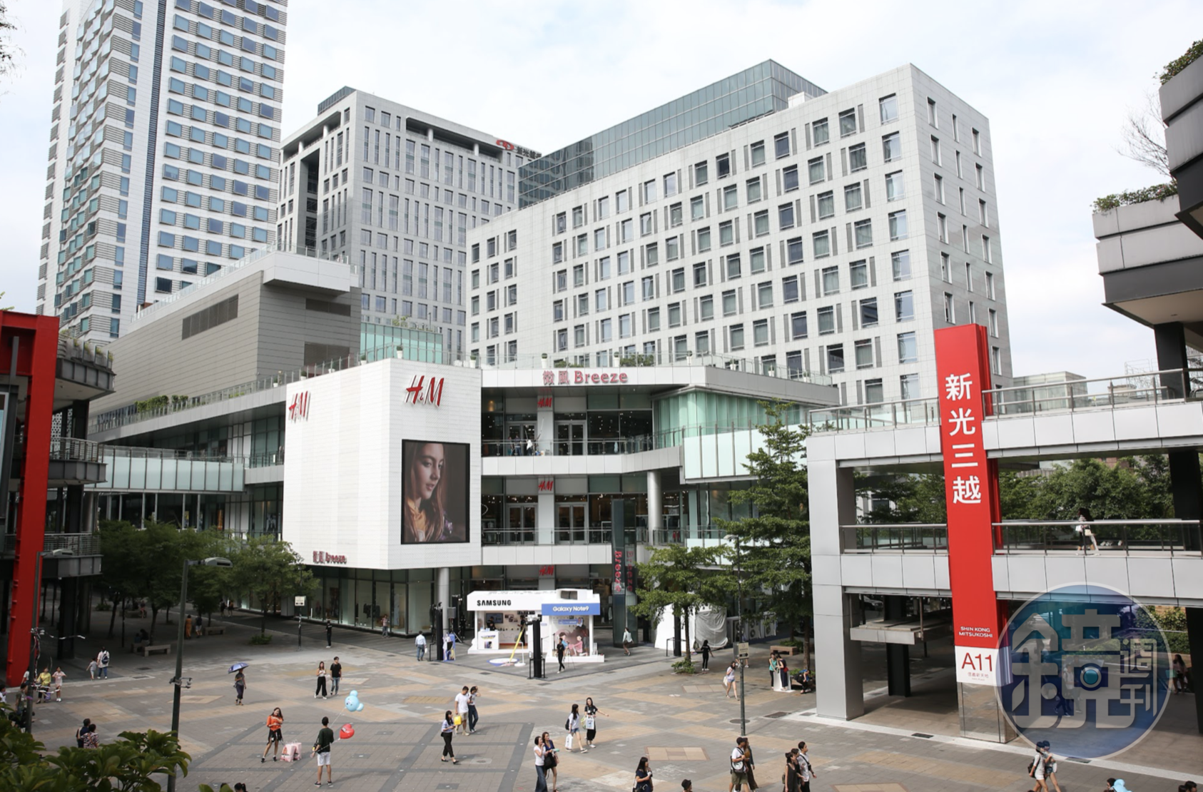 北北基地區宣布今（12）日停班停課，不僅外送平台停止服務，台北101、新光三越、SOGO、微風等百貨也宣布休館一日。（資料照）