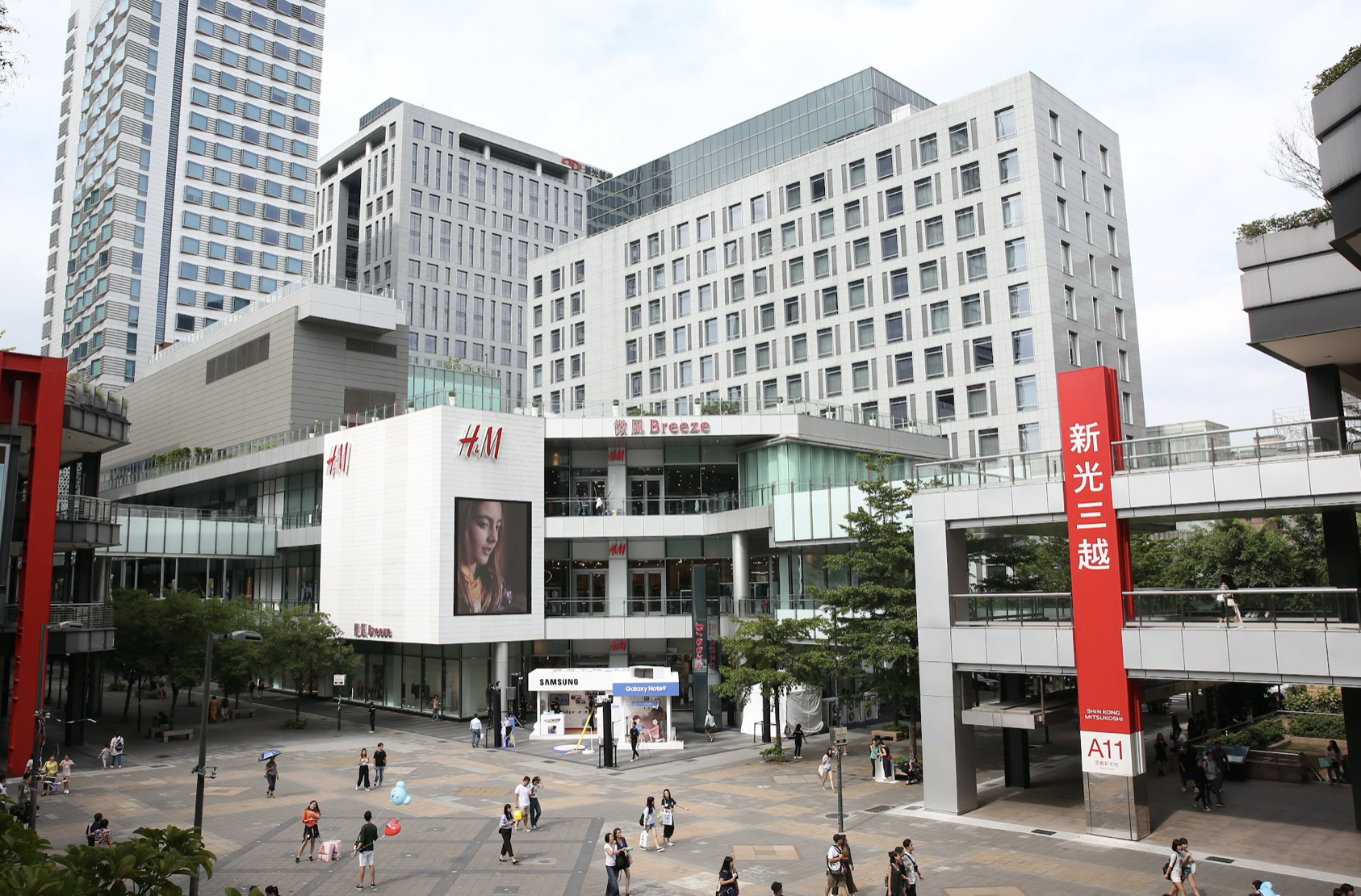 北北基地區宣布今（12）日停班停課，不僅外送平台停止服務，台北101、新光三越、SOGO、微風等百貨也宣布休館一日。（資料照）