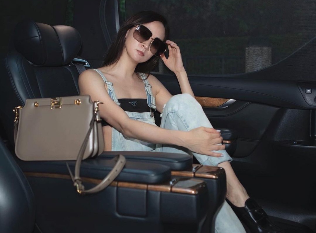 李晶晶在自家車上秀出好身材與FENDI Touch新包，一張照片重點全有了。（翻攝自李晶晶IG）