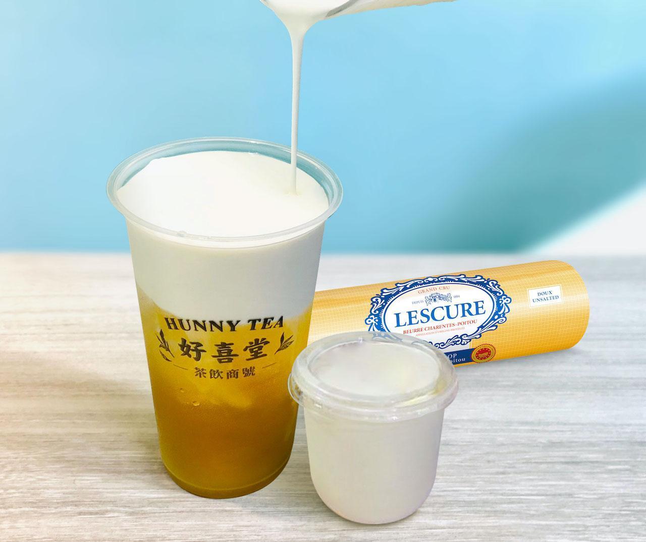 「好喜堂」的「IN奶蓋系列」先將萊思克奶油製成的乳霜狀奶蓋置於一小杯中凍硬，創造出冰淇淋般濃滑口感，再搭配好喜茶王、四季如春、雨朵紅茶等店內人氣單品做成茶飲組合。（德麥食品提供）