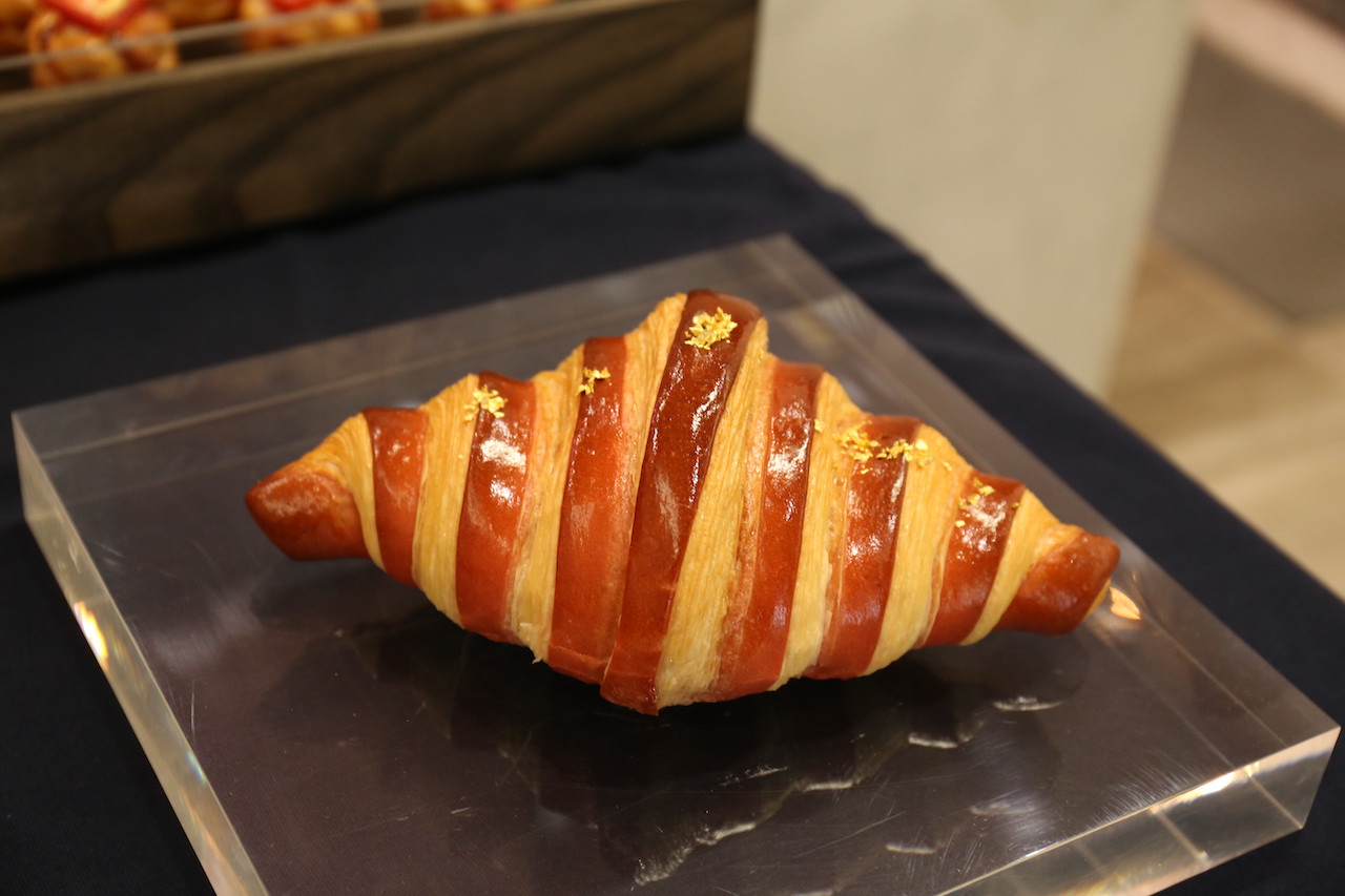 「JR東日本飯店的「品頌坊」推出「貴妃可頌」 嘗得到荔枝芳香。（德麥食品提供）