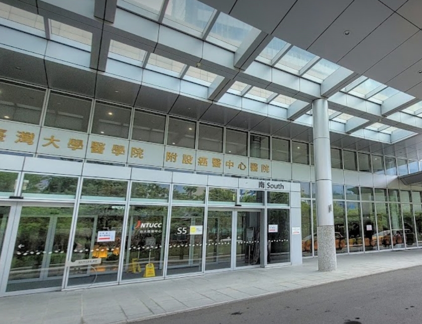 台大醫院癌醫中心分院地下1樓餐飲店員工確診，莊人祥證實為新北個案。（翻攝自Google Maps）