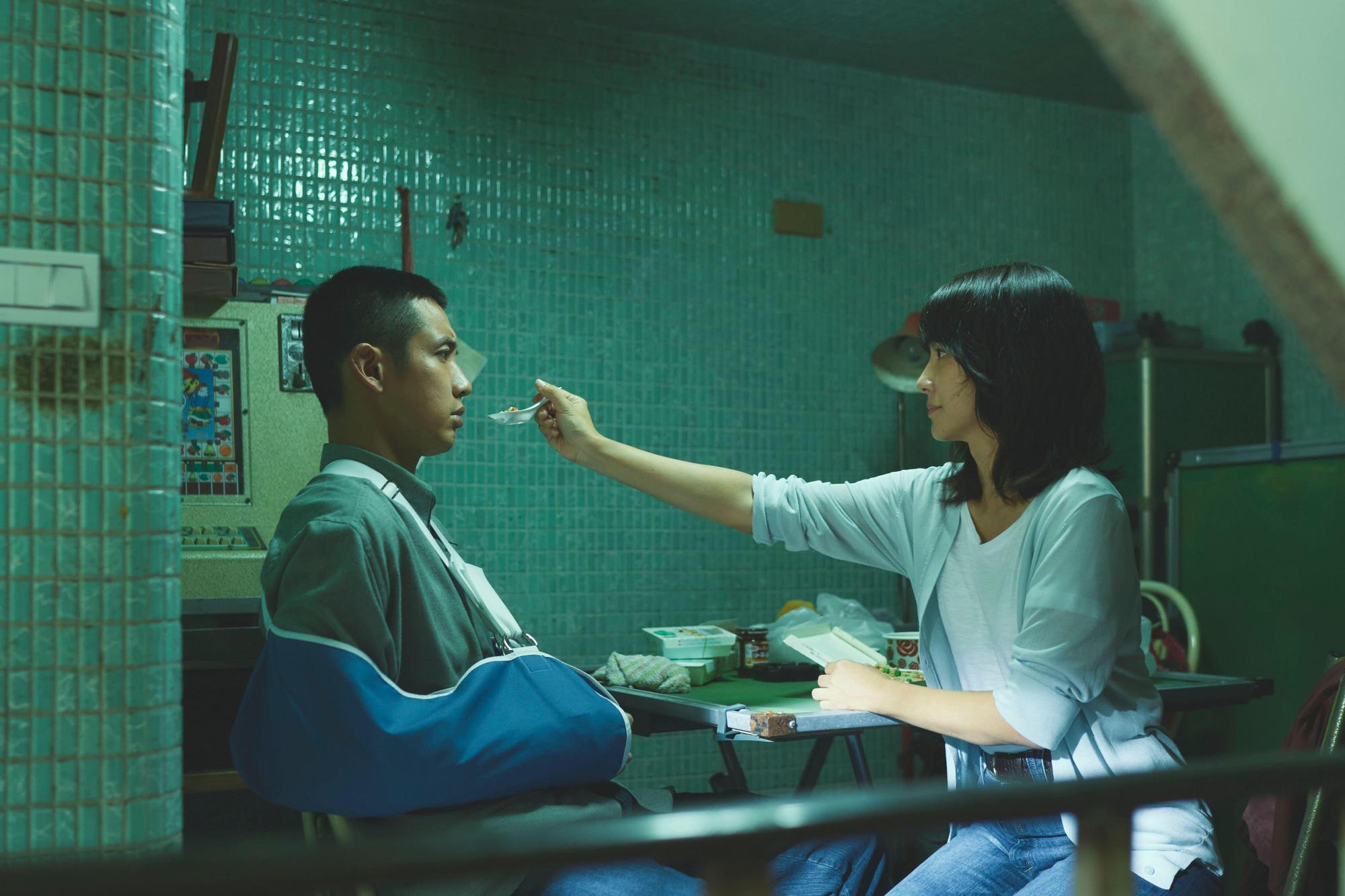 當柯震東雙手齊上石膏，李心潔拿筷子幫抓癢，是電影中有趣且溫馨的情節。（双喜電影提供）