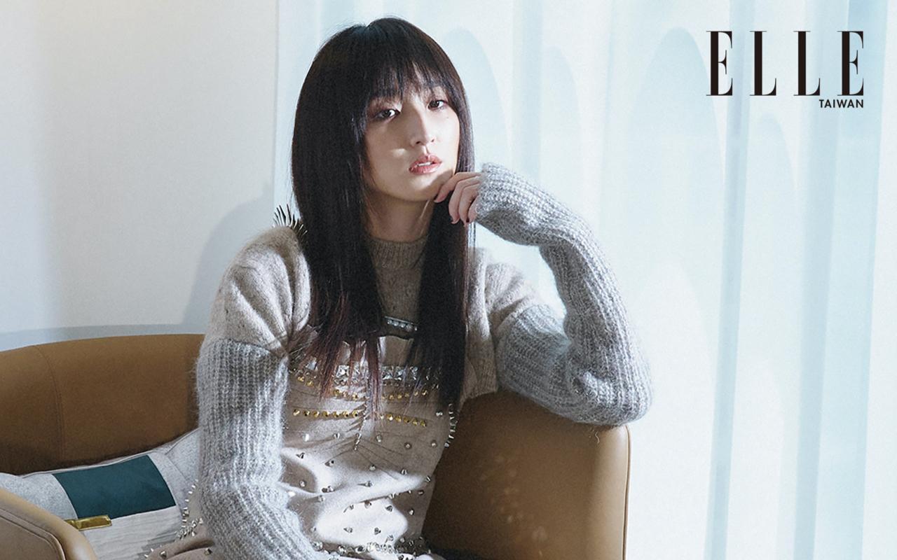 柯佳嬿登上《ELLE》9月號封面,暢談拍攝《想見你》與出書《再見少女》的心情。(《ELLE》國際中文版雜誌提供)