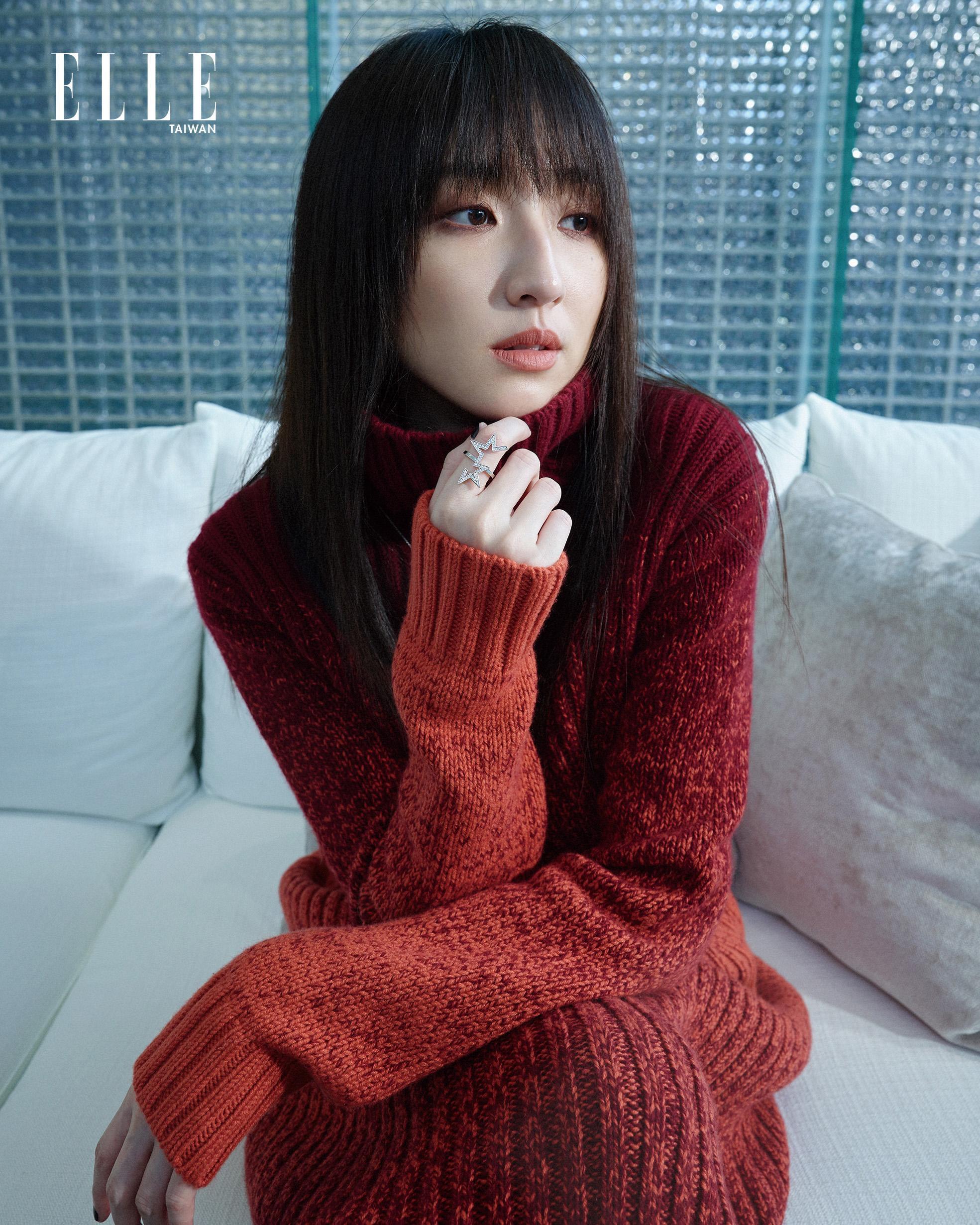 柯佳嬿身LORO PIANA著紅色漸層針織上衣、紅色漸層針織裙,搭配TASAKI Star鑽石戒指。(《ELLE》國際中文版雜誌提供)