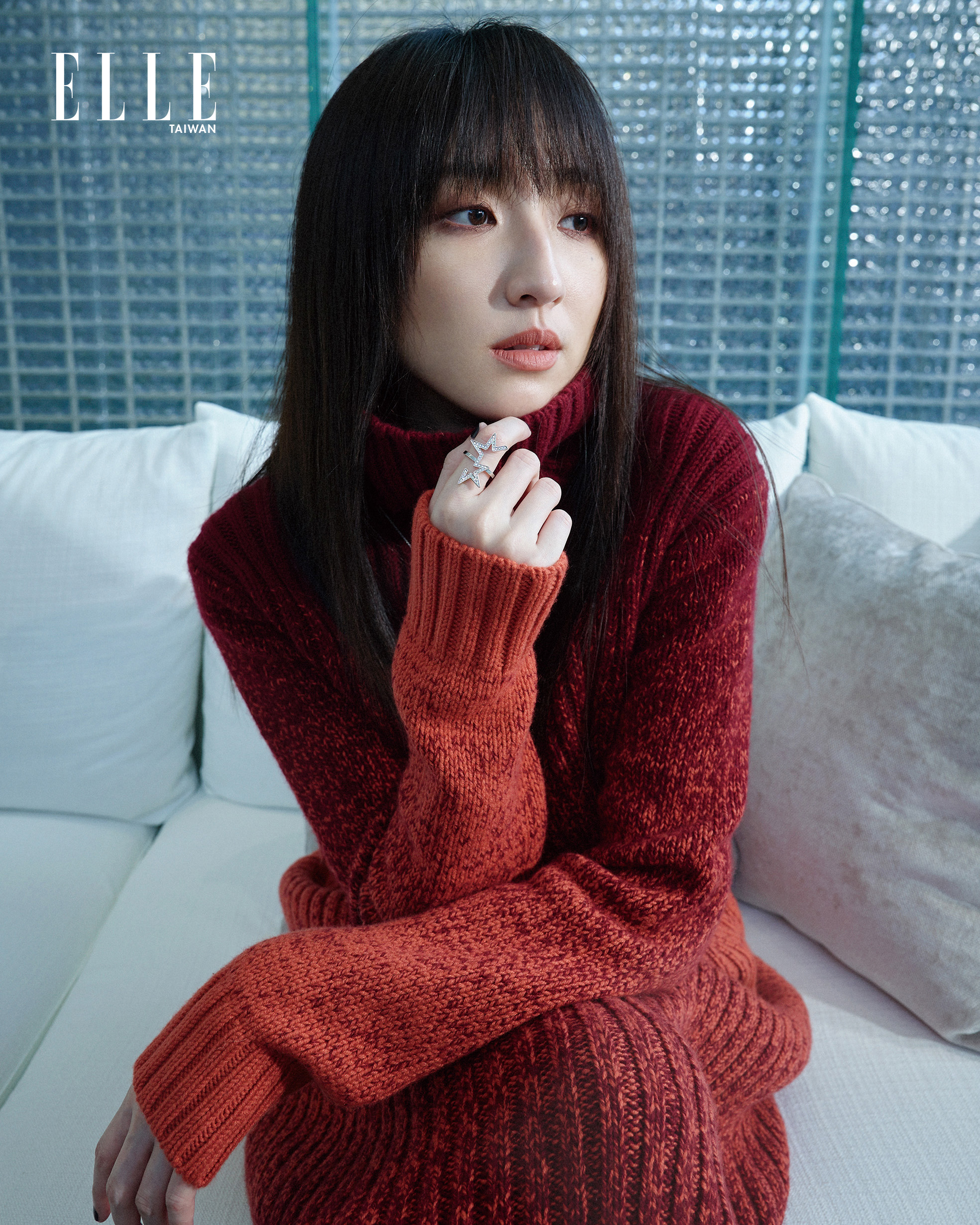 柯佳嬿身LORO PIANA著紅色漸層針織上衣、紅色漸層針織裙，搭配TASAKI Star鑽石戒指。（《ELLE》國際中文版雜誌提供）