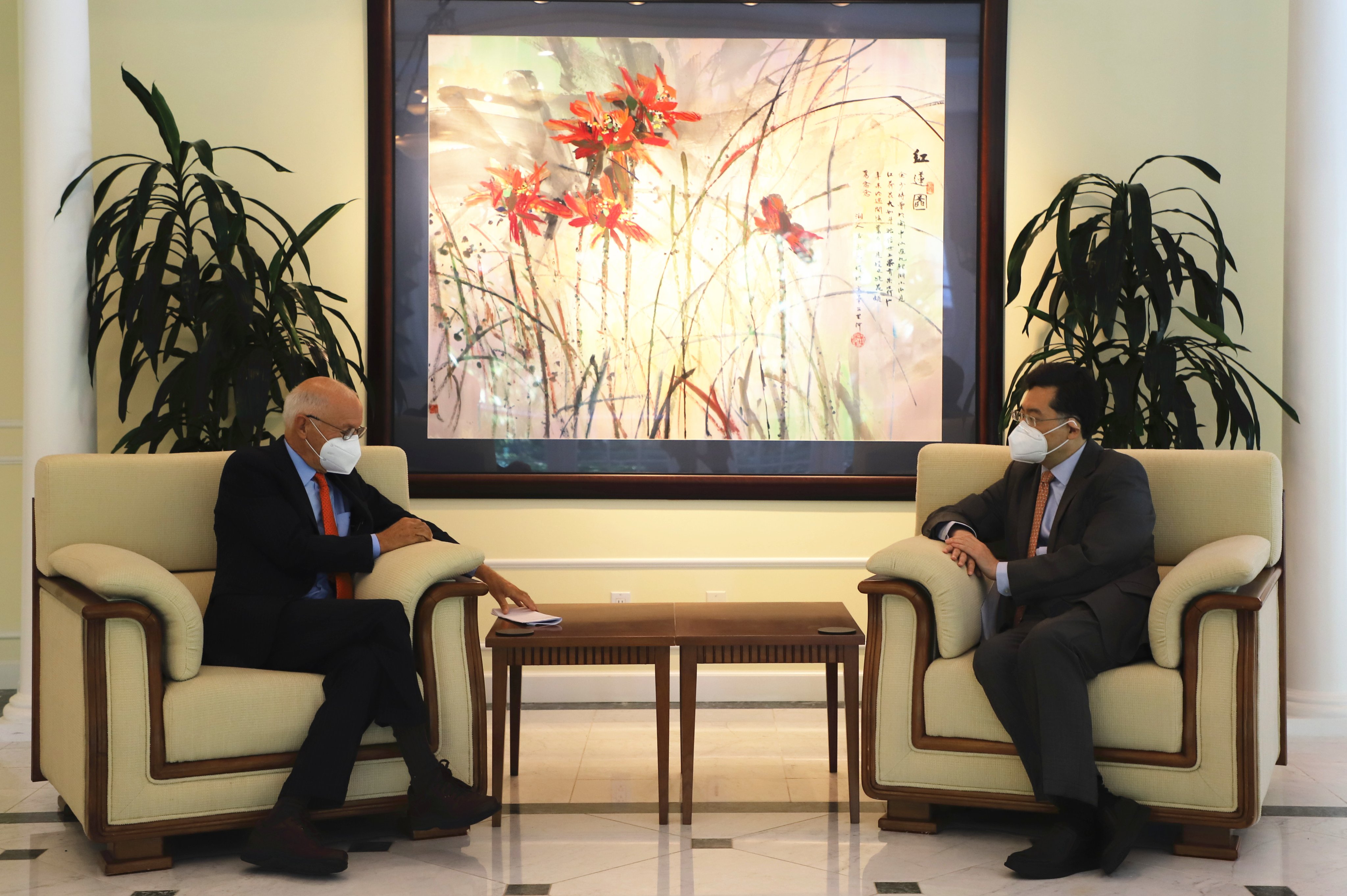 中國新上任的駐美大使秦剛（右）遭爆在視訊會議上說出要美國「閉嘴」的粗魯言論；圖為秦剛8月和美中關係全國委員會（NCUSCR）主席歐倫斯（Stephen Orlins，左）碰面。（翻攝自秦剛twitter）