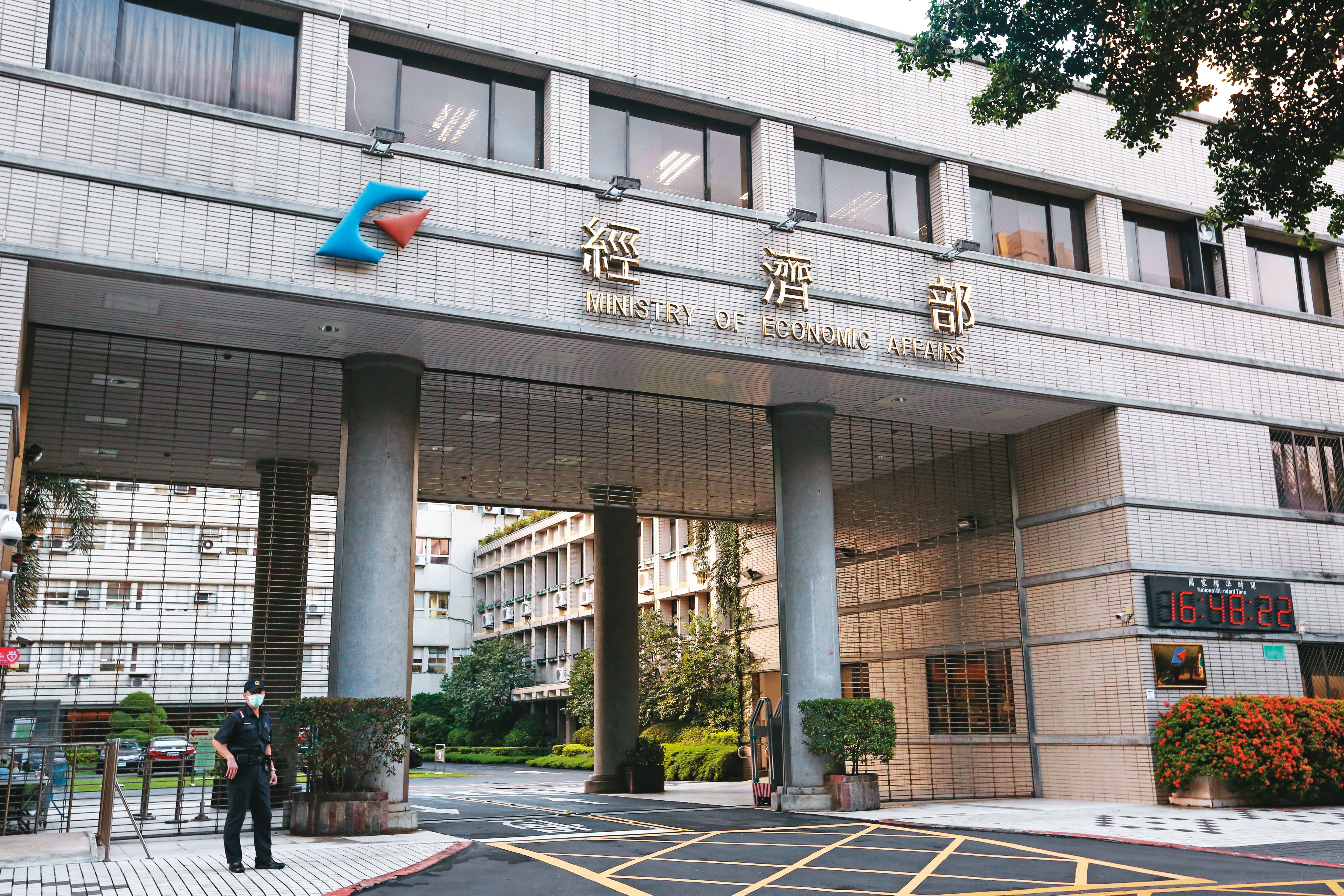 9月13日貿調會裁定東南亞4國磁磚造成國內業者損害，本土業者和進口商角力是否課稅。