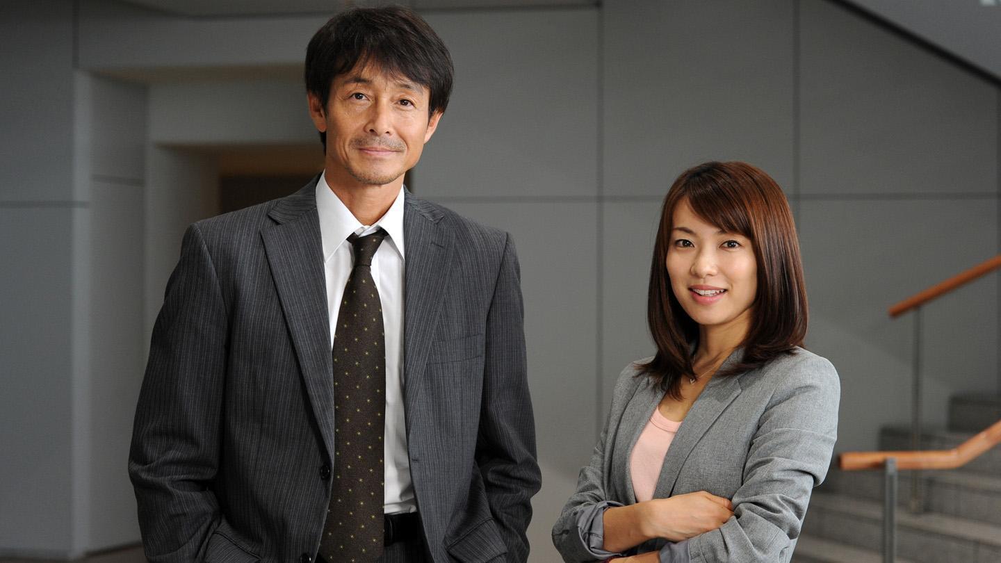 吉田榮作（左）與內山理名因拍攝日劇《今野敏懸疑系列 確證～警視廳搜查三課》擦出火花，外傳兩人有望結婚。（翻攝自BS-TBS）