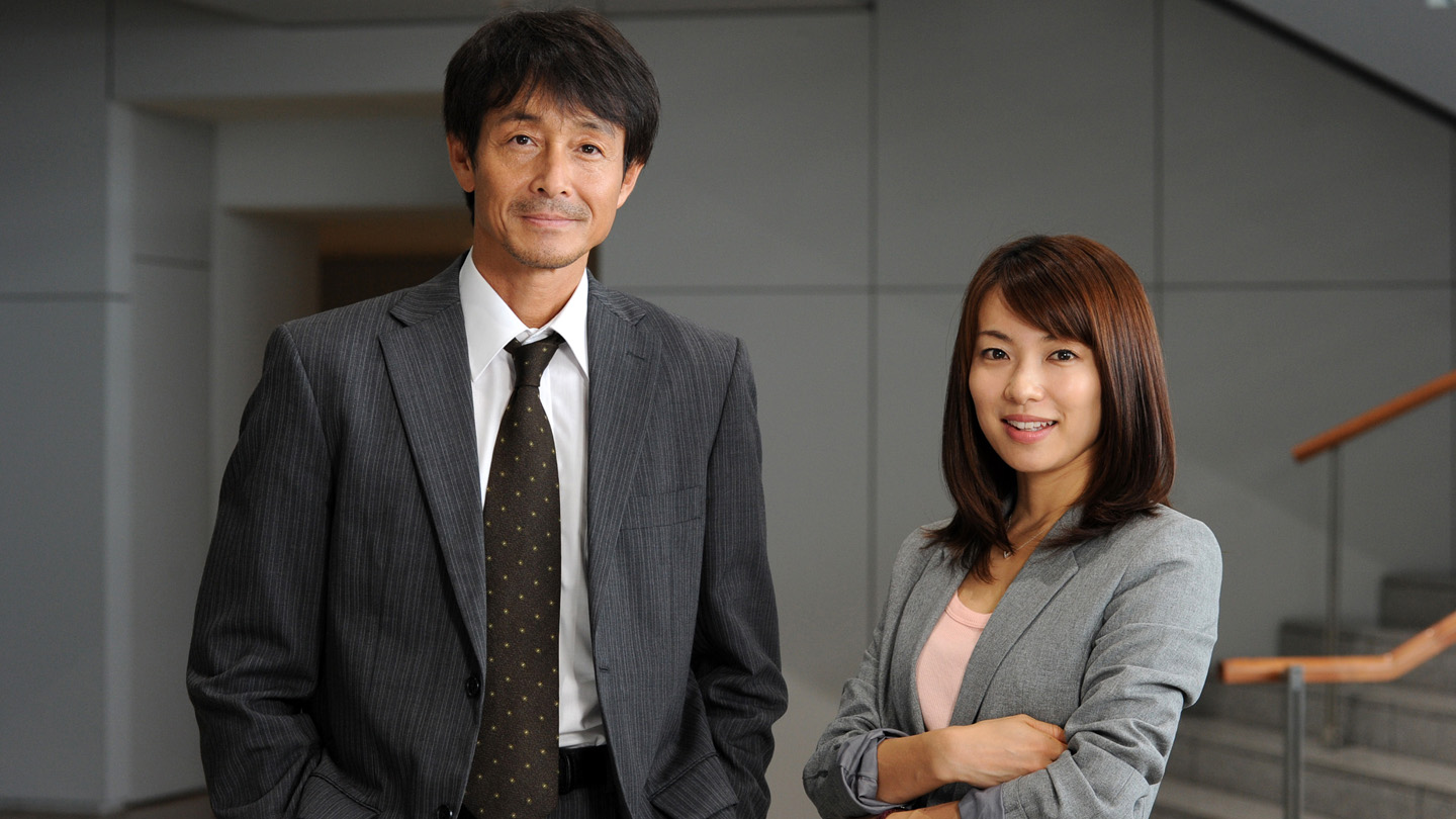 吉田榮作（左）與內山理名因拍攝日劇《今野敏懸疑系列 確證～警視廳搜查三課》擦出火花，外傳兩人有望結婚。（翻攝自BS-TBS）