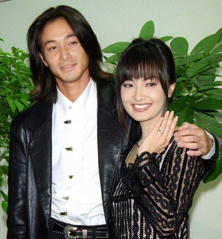 吉田榮作（左）1997年與模特兒平子理沙結婚，但這段婚姻以離婚收場。（翻攝自每日體育報）