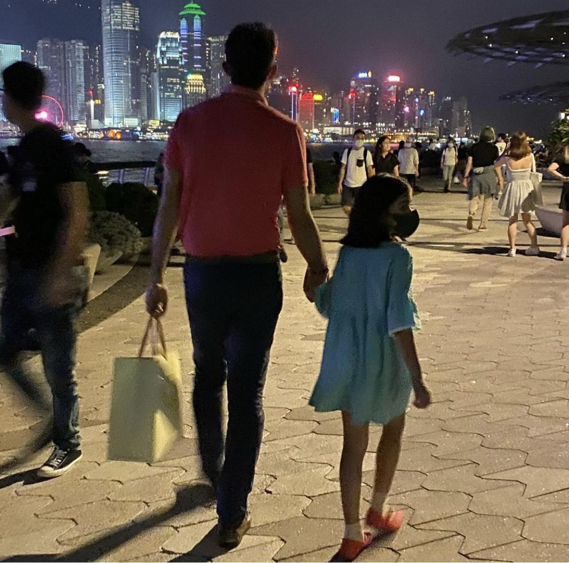梁詠琪昨天PO出跟老公孩子一同散步的背影，留言表示一家三口飯後慢步尖沙咀長廊，還介紹大家認識香港的地標。（梁詠琪IG）