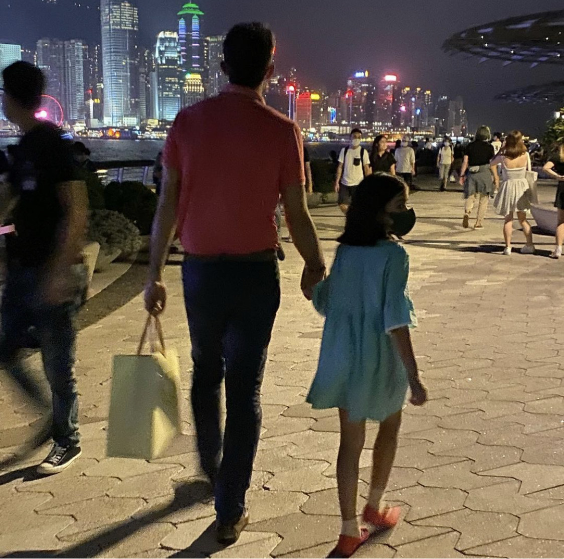 梁詠琪昨天PO出跟老公孩子一同散步的背影，留言表示一家三口飯後慢步尖沙咀長廊，還介紹大家認識香港的地標。（梁詠琪IG）