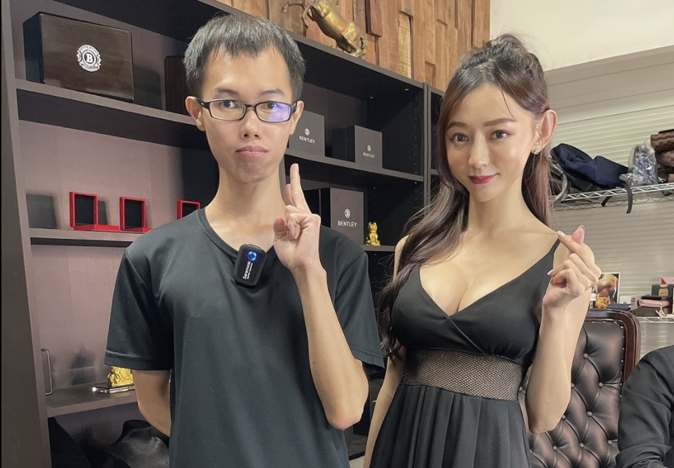 鄧佳華(左)日前到連千毅的「海皇水產」任職,孰料上班短短幾日就宣布離職。(翻攝自鄧佳華臉書)