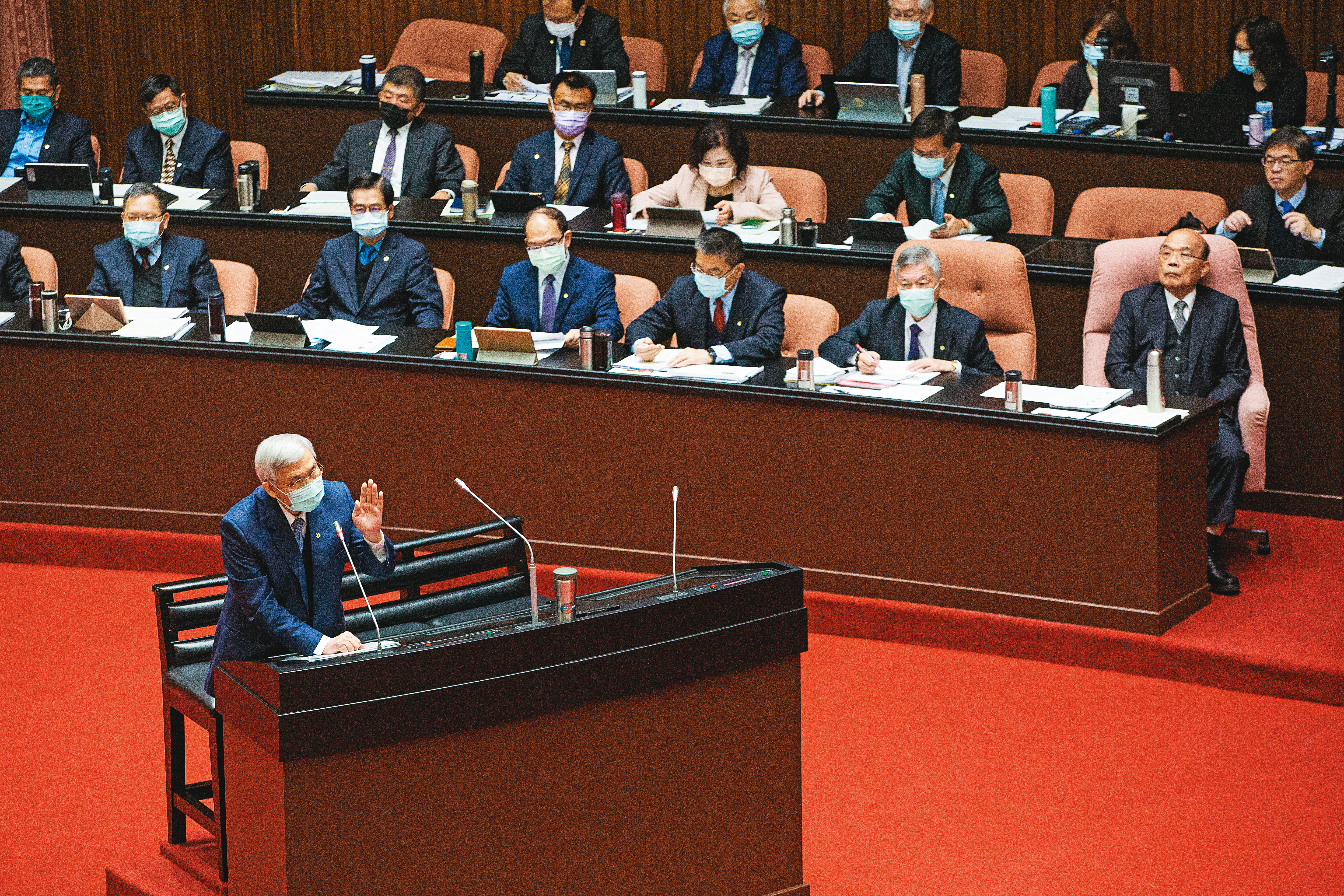 央行總裁楊金龍在立院接受質詢時表示，台灣沒有QE購債、經濟沒有過熱，表明了央行對利率的態度。