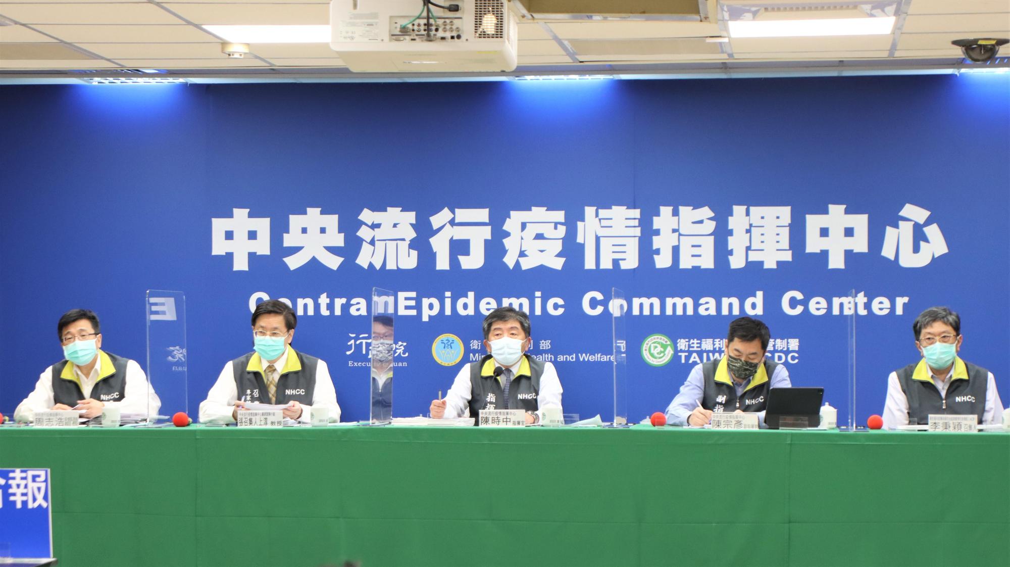 中央疫情指揮中心說明今日最新疫情動態。（指揮中心提供）