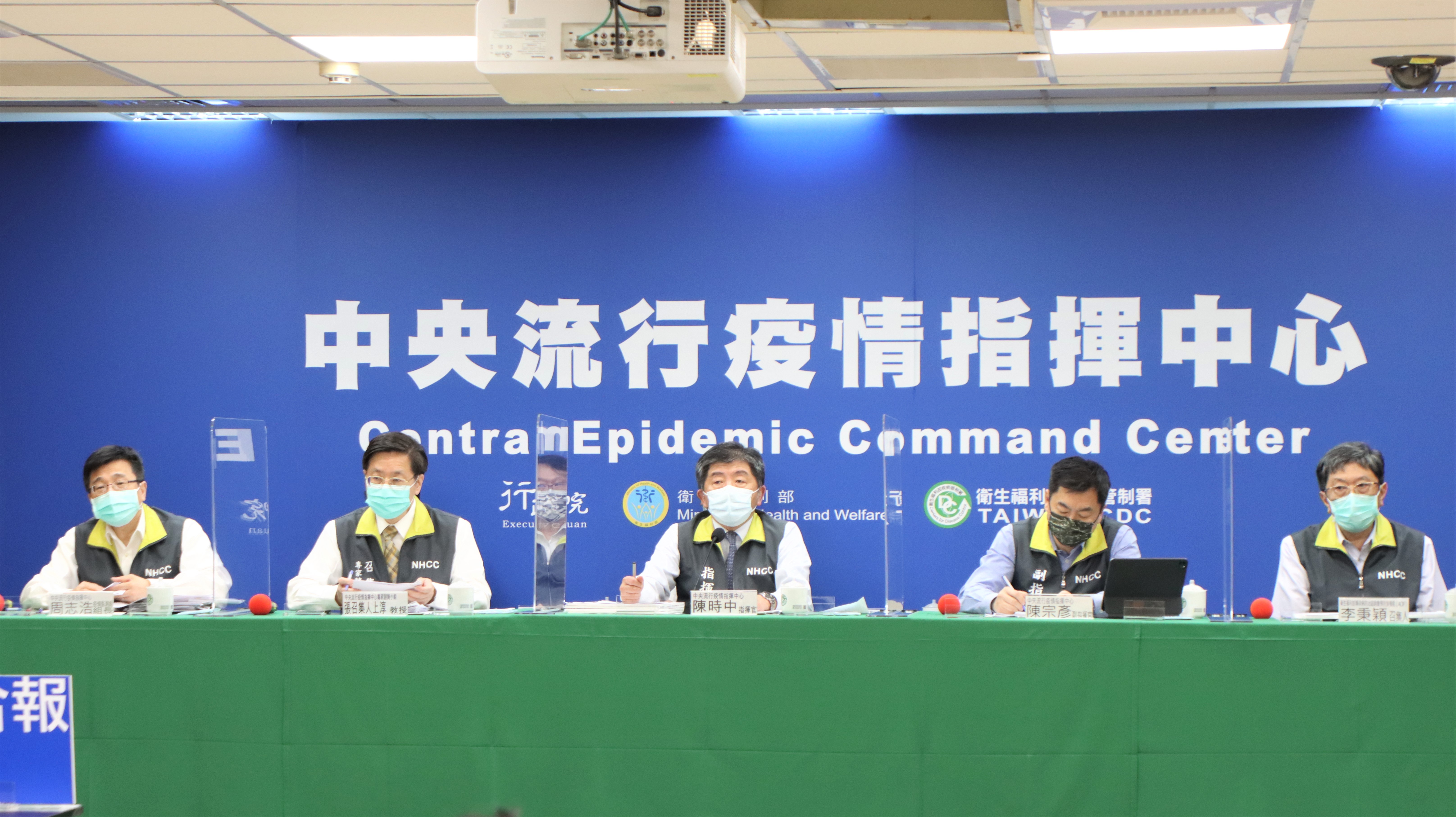 中央疫情指揮中心說明今日最新疫情動態。(指揮中心提供)